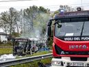 Un bus divorato dalle fiamme a Volpiano