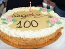 Una grande torta di auguri per i 100 anni