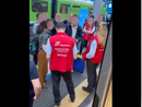 Uno dei momenti di protesta dei pendolari alla stazione di Milano per tornare a Torino