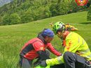 Una donna si è fatta male mentre atterrava con un parapendio Una donna si è fatta male mentre atterrava con un parapendio