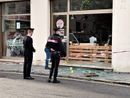 I carabinieri all'esterno di uno dei negozi assaltati dai ladri