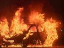 Auto in fiamme a Moncalieri, la sosta selvaggia rallenta l'arrivo dei pompieri Auto in fiamme a Moncalieri, la sosta selvaggia rallenta l'arrivo dei pompieri