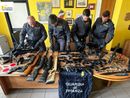 Le armi sequestrate dalla Guardia di Finanza