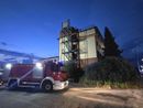 Volpiano, incendio nell'hotel dimesso di via Brandizzo Volpiano, incendio nell'hotel dimesso di via Brandizzo