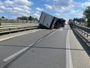 Autoarticolato su ribalta su un fianco: traffico paralizzato sulla tangenziale Autoarticolato su ribalta su un fianco: traffico paralizzato sulla tangenziale