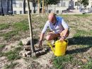 Enrico si prende cura dei giardini del Borgo Nuovo Enrico si prende cura dei giardini del Borgo Nuovo