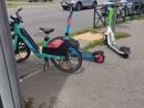 Monopattini e bici in sharing abbandonati alle fermate: "Pedoni sempre più penalizzati" Monopattini e bici in sharing abbandonati alle fermate: "Pedoni sempre più penalizzati"