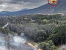Vento e terreno secco, divampa il fuoco nel bosco di Caprie: lanci d'acqua per via aerea
