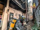 A fuoco un'abitazione in via Thermignon a Torino: otto squadre di pompieri per spegnere le fiamme