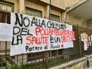 La protesta davanti al poliambulatorio La protesta davanti al poliambulatorio