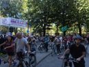 Bici, roller blade, cargo bike: la protesta degli ambientalisti sfila dal Salone dell'Auto fino a Mirafiori