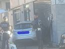 Incidente in strada: un'auto finisce dentro un negozio Incidente in strada: un'auto finisce dentro un negozio