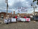 Guanti e sorrisi per ribadire: "La spina non si tocca" Guanti e sorrisi per ribadire: "La spina non si tocca"
