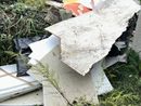 Parco Arrivore trasformato in discarica: cartongesso, rifiuti e un container rovesciato
