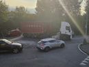 Tir incastrato sulla rotonda, traffico e polemiche in strada del Villaretto Tir incastrato sulla rotonda, traffico e polemiche in strada del Villaretto