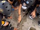 Frame di un video diffuso su Instagram: bimbi chiudono una crepa