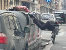 Un uomo in equilibrio dentro il bidone dei rifiuti Un uomo in equilibrio dentro il bidone dei rifiuti