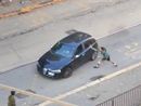 Un ragazzo spacca uno specchietto a un'auto usando un machete