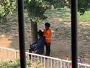 L'ennesimo parrucchiere abusivo fotografato da una residente