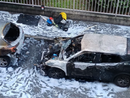 L'auto andata in fiamme in via Carmagnola L'auto andata in fiamme in via Carmagnola