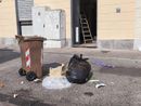 Sporcizia nel mercato di Piazza Foroni: scambio di accuse tra ambulanti e politica