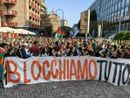 Lo striscione che accompagna la protesta degli studenti Lo striscione che accompagna la protesta degli studenti