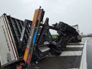 Grosso camion con a bordo blocchi di cemento si ribalta, momenti di paura Grosso camion con a bordo blocchi di cemento si ribalta, momenti di paura