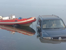 L'auto finita tra le acque del lago L'auto finita tra le acque del lago