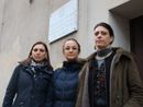 tre donne davanti al carcere minorile