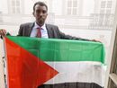 Il consigliere comunale Abdullai Ahmed con la bandiera della Palestina
