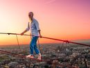 Aida incanta Vienna con la traversata spettacolare del funambolo torinese Andrea Loreni