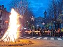 Fuoco e festoni per la Befana
