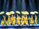 Piove sul palco dell'Alfieri: buona la "prima", ieri, per "Cantando sotto la pioggia"
