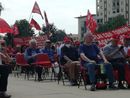 persone sedute con bandiere Cgil