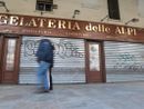 vetrine chiuse in via Po