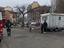 Incendiano masserizie in piazza, il quartiere: “Stop alle occupazioni dei camper”