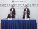 Tavolo con due persone che firmano documento