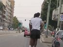 Monopattini selvaggi: in due o tre a bordo, senza casco e a tutta birra tra le auto Monopattini selvaggi: in due o tre a bordo, senza casco e a tutta birra tra le auto