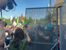 “All eyes on Rafah. Blocchiamo tutto”: corteo pro Palestina davanti al Salone del Libro