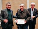 tre persone durante una premiazione