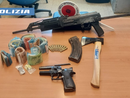 Auto fermata a Mirafiori, a bordo kalashnikov, un'ascia, proiettili e droga: scatta l'arresto per tre persone