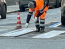 Le strisce pedonali ripassate con lo spray