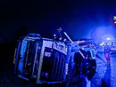 Tir si ribalta in mezzo alla strada, deviato il traffico