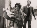 scena di un film in bianco e nero