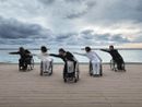 persone in carrozzina che fanno yoga