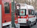 Lastre di marmo si staccano da un portone: 27enne ferito alla testa