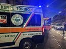 Persona anziana cade: il 77 costretto a fermarsi sui binari, traffico in tilt Persona anziana cade: il 77 costretto a fermarsi sui binari, traffico in tilt