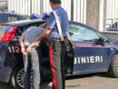 Minaccia l’anziana madre con un coltellaccio per estorcerle denaro: arrestato 41enne