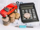 auto con calcolatrice e soldi