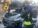 Si accorge del malfunzionamento, accosta e mette in salvo gli occupanti: auto va a fuoco in Corso Valdocco